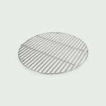 Grille de cuisson en acier inoxydable pour Kamado, résistante à la chaleur et facile à nettoyer, idéale pour griller viandes, poissons et légumes.