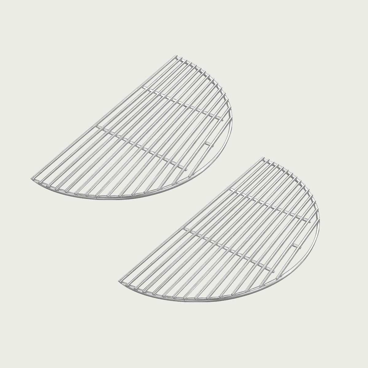 Deux demi-grilles de cuisson en acier inoxydable pour Kamado, permettant une utilisation modulable et un entretien facile après la cuisson.