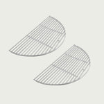 Deux demi-grilles de cuisson en acier inoxydable pour Kamado, permettant une utilisation modulable et un entretien facile après la cuisson.