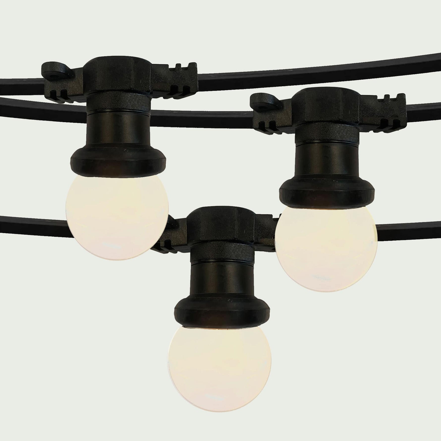 Détail de la guirlande lumineuse ronde opaque Forest Grill, présentant des ampoules blanches diffusantes sur câble noir étanche, idéale pour une lumière douce et homogène en extérieur.