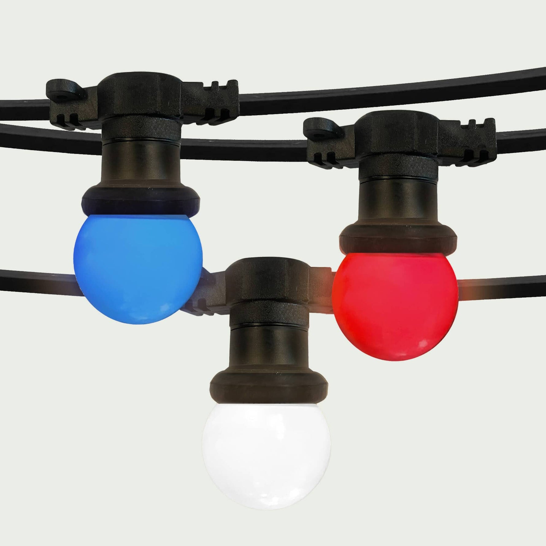 Gros plan sur la guirlande lumineuse Forest Grill Fête Nationale, composée d’ampoules LED tricolores bleue, blanche et rouge.