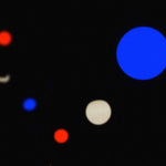 Ambiance nocturne avec la guirlande lumineuse Forest Grill Fête Nationale, diffusant une lumière tricolore bleu, blanc, rouge pour une décoration extérieure élégante et festive.