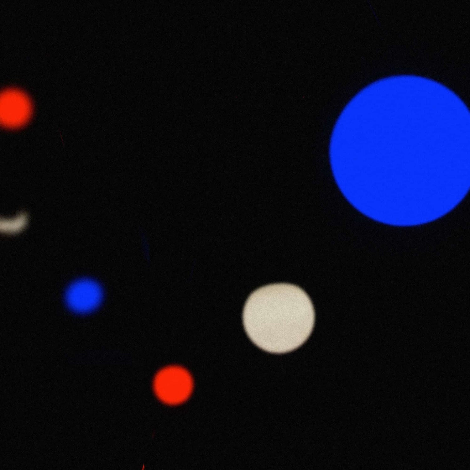 Ambiance nocturne avec la guirlande lumineuse Forest Grill Fête Nationale, diffusant une lumière tricolore bleu, blanc, rouge pour une décoration extérieure élégante et festive.