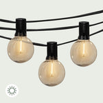 Gros plan sur la guirlande solaire Goya Forest Grill, présentant trois ampoules LED rondes à lumière blanche chaude suspendues sur un câble noir. 