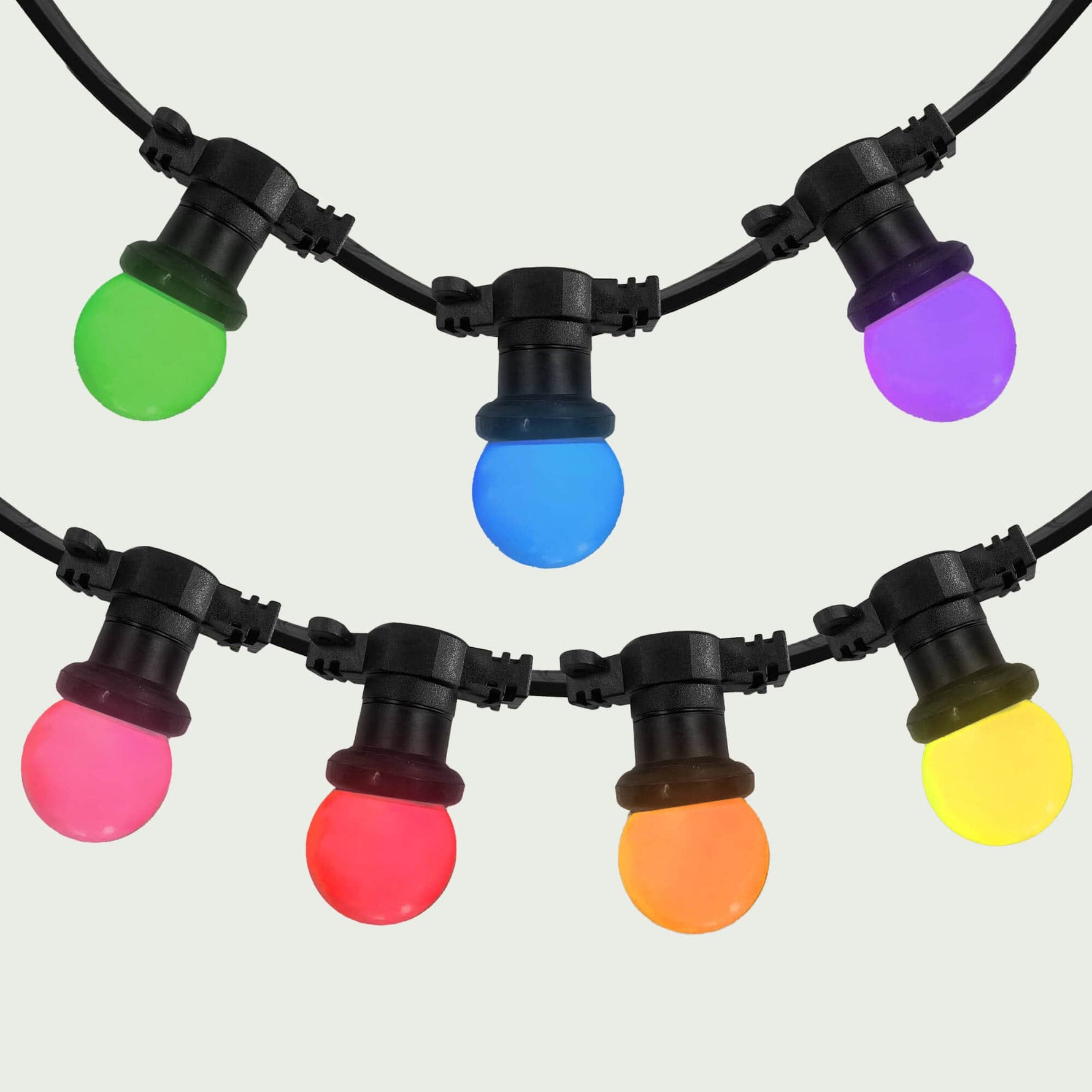 Gros plan sur une guirlande lumineuse multicolore extérieure, composée d’ampoules rondes vertes, bleues, violettes, roses, rouges, orangées et jaunes fixées sur un câble noir résistant, idéale pour illuminer un jardin ou une terrasse.
