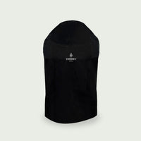 Photo d’une housse de protection noire Forest Grill, ajustée sur un barbecue, avec le logo de la marque imprimé en blanc sur le devant.