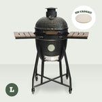 Pack barbecue Kamado L Forest Grill en céramique noire avec pierre à pizza, grille en inox, housse et accessoires d’entretien inclus.