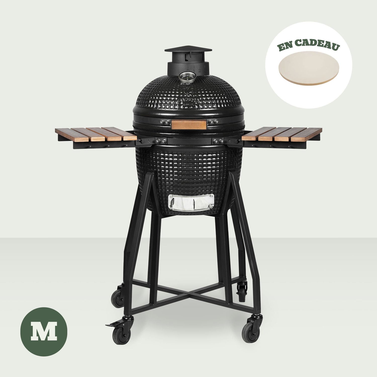 Pack barbecue Kamado M Forest Grill avec accessoires : pierre à pizza, grille surélevée, housse de protection et kit d’outils.