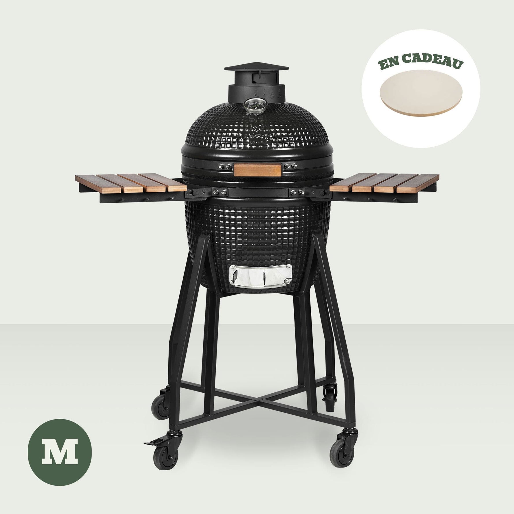 Pack barbecue Kamado M Forest Grill avec accessoires : pierre à pizza, grille surélevée, housse de protection et kit d’outils.