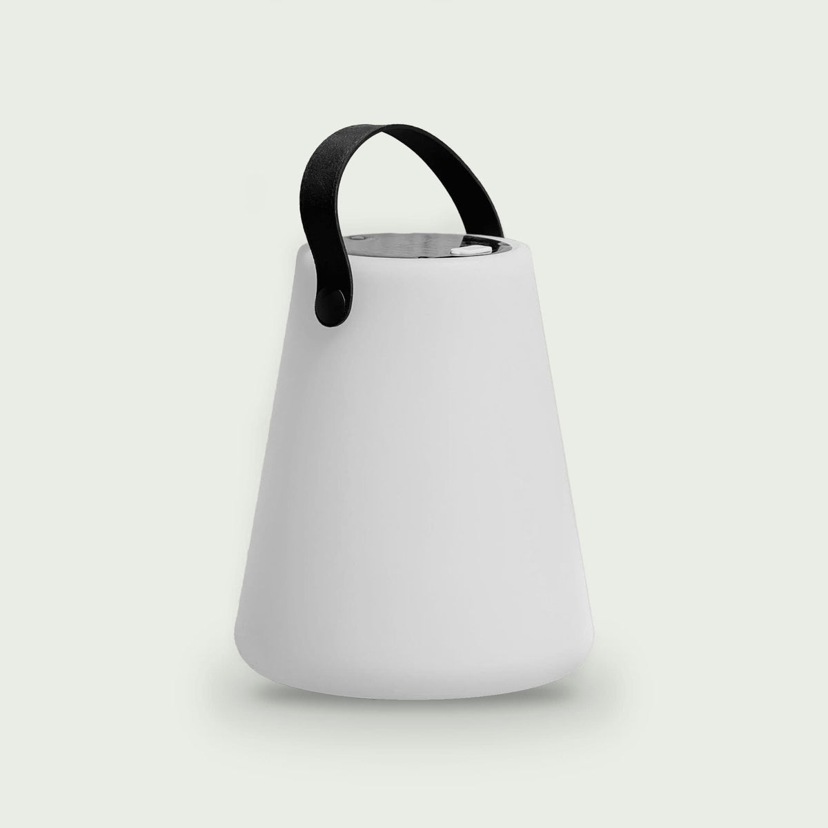 Lampe Cône solaire Forest Grill éteinte, au design épuré et moderne, équipée d’une poignée en simili cuir pour un transport facile et une utilisation polyvalente en intérieur comme en extérieur.