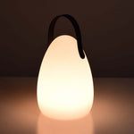 Lampe d’extérieur Œuf Forest Grill allumée, diffusant une lumière chaude et douce à travers son abat-jour blanc mat, parfaite pour une ambiance relaxante en intérieur comme en extérieur.
