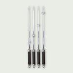 Ensemble de quatre brochettes en acier inoxydable avec manche noir et bague de serrage réglable pour maintenir les aliments.