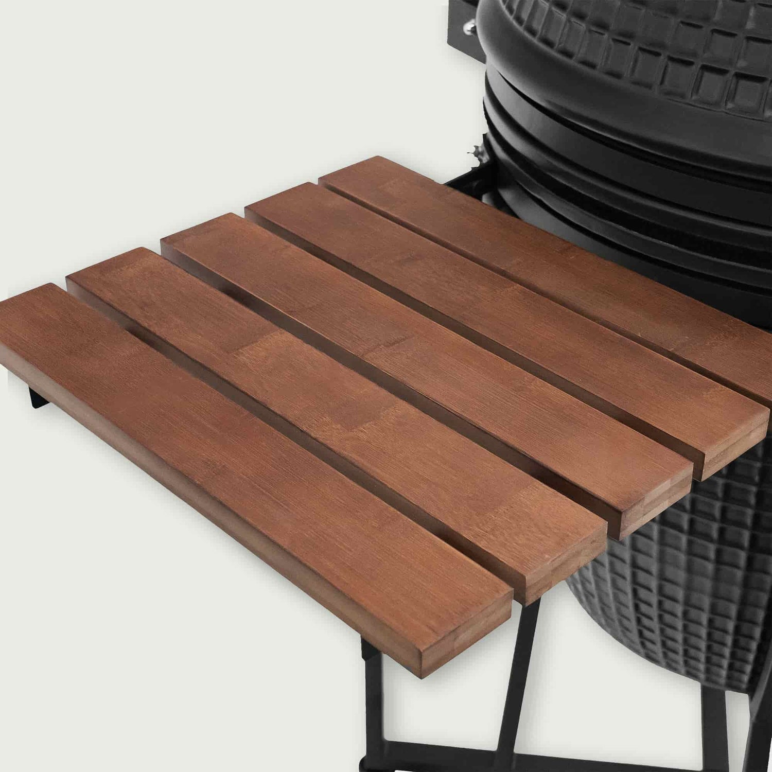Détail des plateaux latéraux en bois massif du barbecue Kamado Forest Grill, offrant un espace de travail robuste et esthétique pour la préparation des grillades.