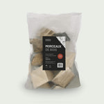 Sac transparent contenant des morceaux de bois d’amandier, avec étiquette noire, idéal pour le fumage et la cuisson à chaud au barbecue ou au Kamado.