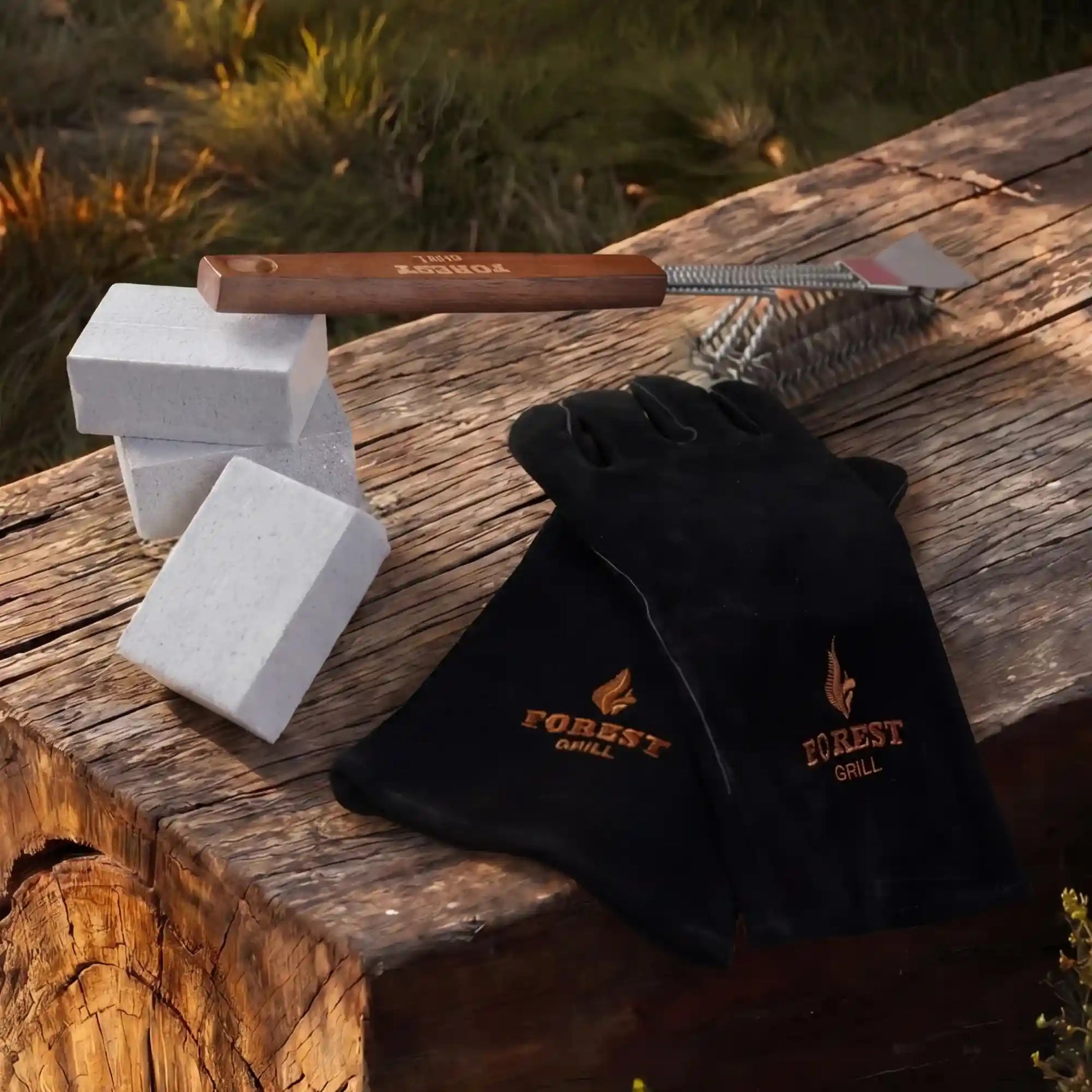 Kit di manutenzione Forest Grill con guanti in pelle, pietra per la pulizia e spazzola per barbecue Kamado