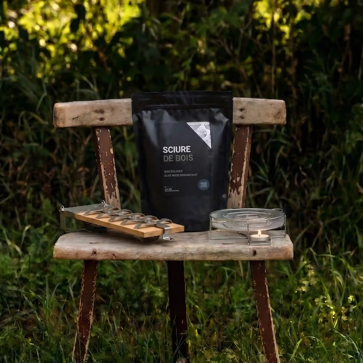 Forest Grill Kalträucher-Set mit Holzmehl, Räucherspirale und Metallhalterung, in der Natur präsentiert