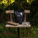 Forest Grill Kalträucher-Set mit Holzmehl, Räucherspirale und Metallhalterung, in der Natur präsentiert