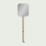 Pelle à pizza avec long manche en bois assemblé, terminée par une cordelette noire, conçue pour enfourner et retirer facilement les pizzas du four ou du Kamado.