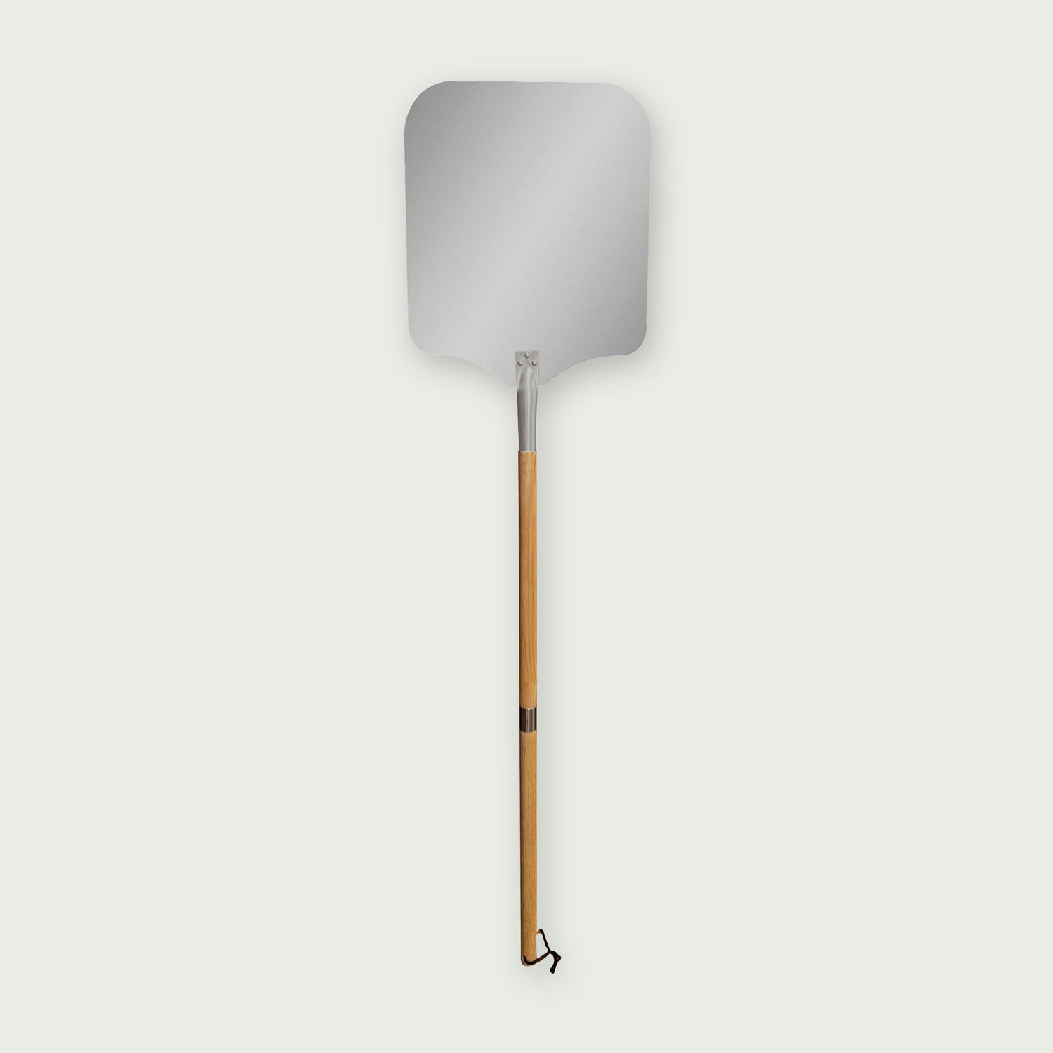 Pelle à pizza avec long manche en bois assemblé, terminée par une cordelette noire, conçue pour enfourner et retirer facilement les pizzas du four ou du Kamado.