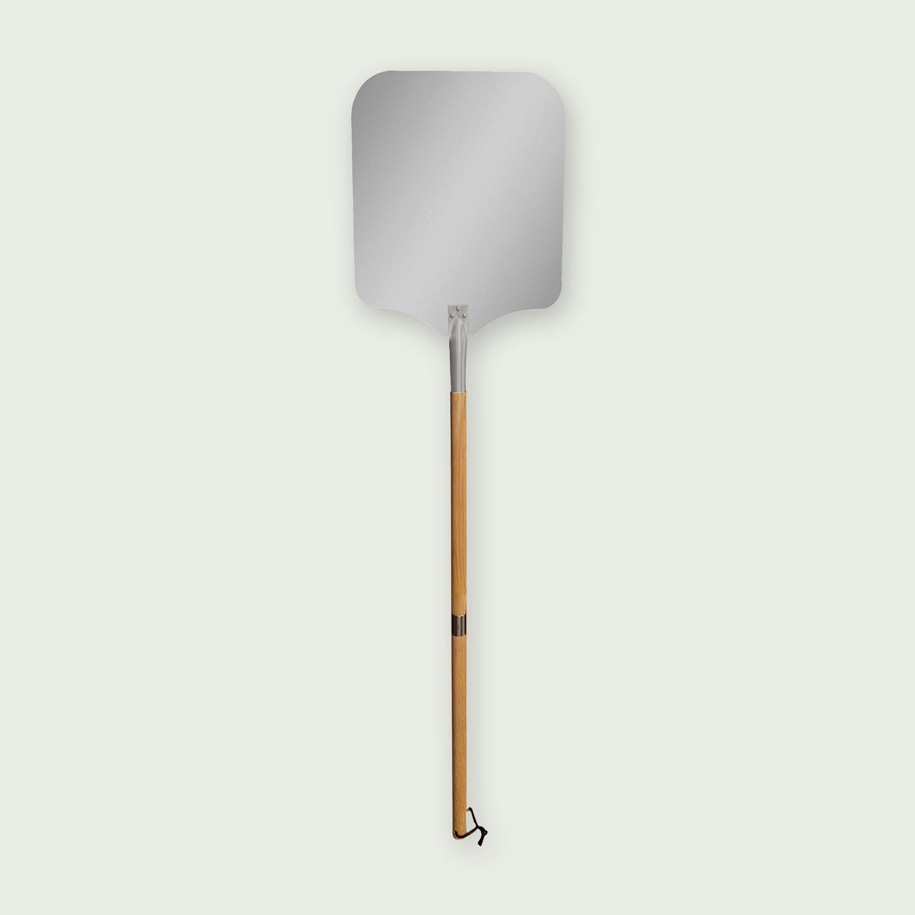 Pelle à pizza avec long manche en bois assemblé, terminée par une cordelette noire, conçue pour enfourner et retirer facilement les pizzas du four ou du Kamado.