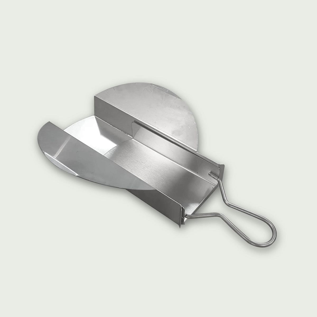 Pelle récupératrice de cendres en acier inoxydable avec poignée intégrée, conçue pour nettoyer facilement le foyer d’un barbecue ou d’un Kamado.