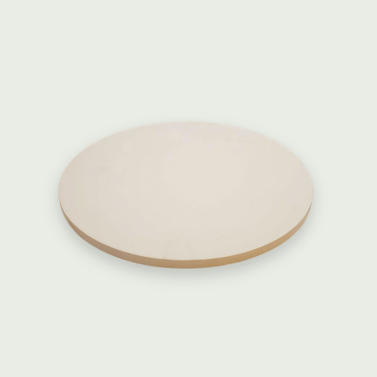 Pierre à pizza ronde en céramique réfractaire, idéale pour une cuisson homogène et croustillante au barbecue kamado.