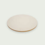 Pierre à pizza ronde en céramique réfractaire, idéale pour une cuisson homogène et croustillante au barbecue kamado.