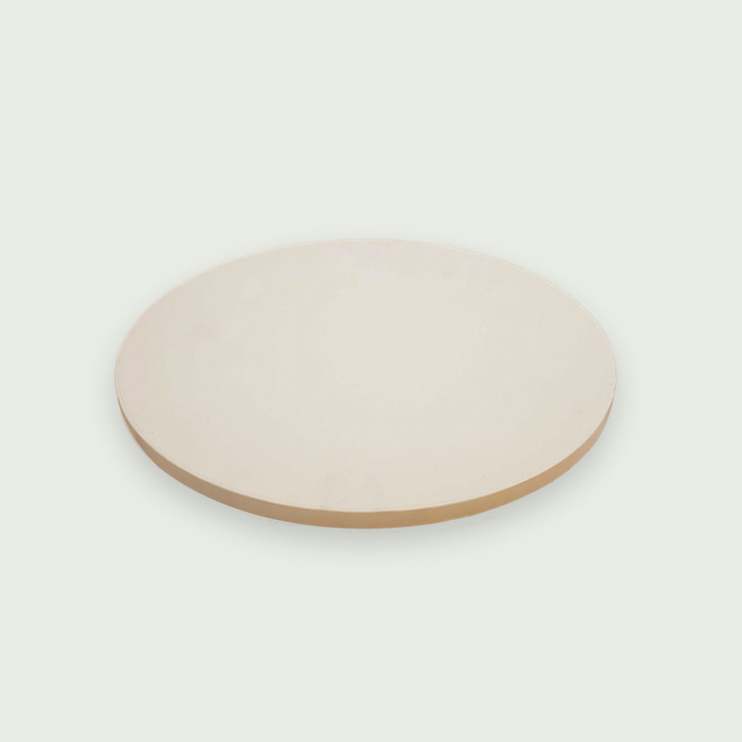 Pierre à pizza ronde en céramique réfractaire, idéale pour une cuisson homogène et croustillante au barbecue kamado.