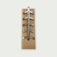 Planche de fumage en bois avec support en inox réglable, idéale pour maintenir un filet de saumon lors de la cuisson verticale au kamado.