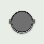 Plaque de cuisson ronde en fonte, idéale pour une répartition homogène de la chaleur et la préparation de viandes, légumes ou crêpes sur le barbecue.
