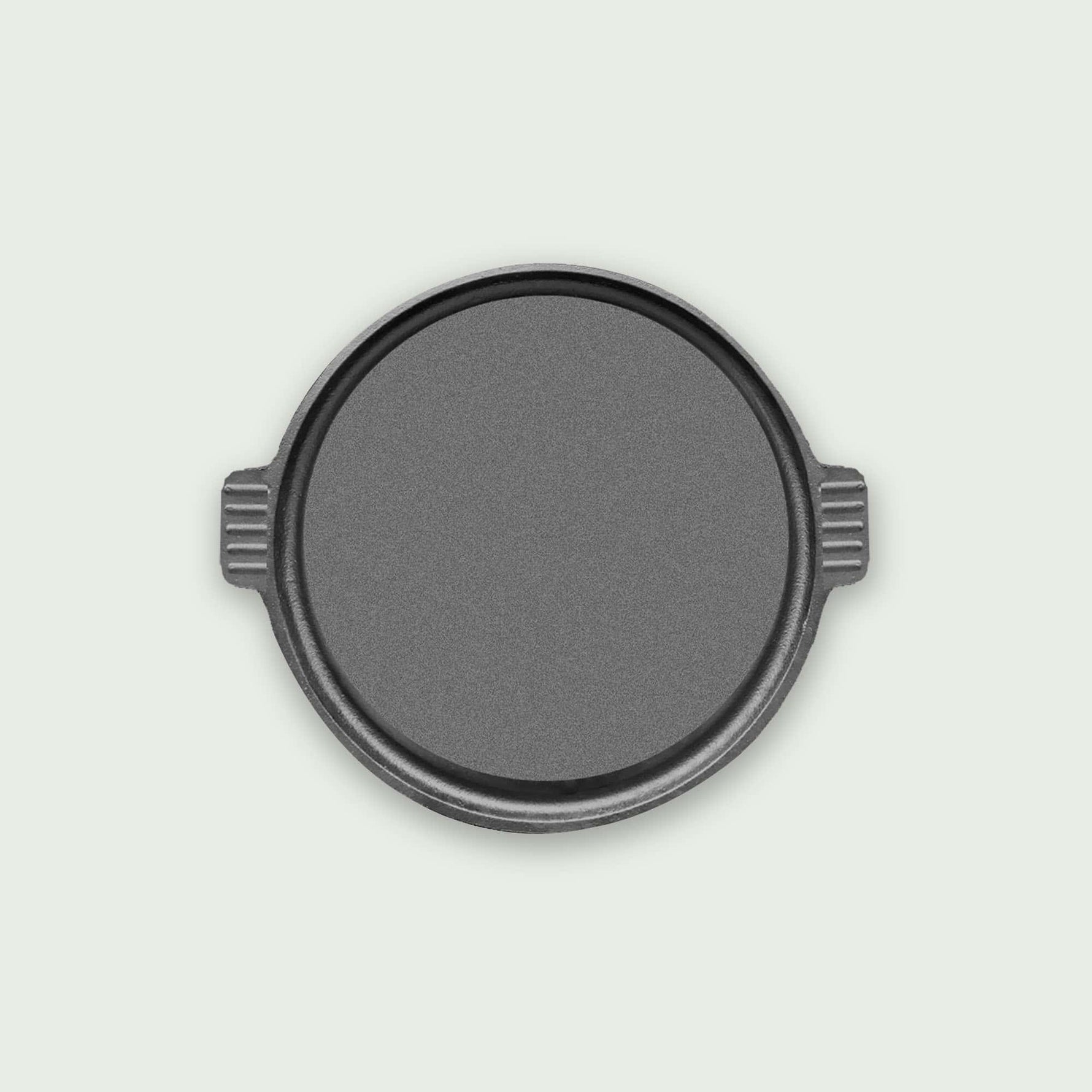 Plaque de cuisson ronde en fonte, idéale pour une répartition homogène de la chaleur et la préparation de viandes, légumes ou crêpes sur le barbecue.