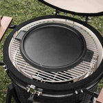 Plaque de cuisson en fonte installée sur la grille du barbecue kamado, prête à saisir viandes, poissons ou légumes grâce à sa surface lisse et conductrice de chaleur.