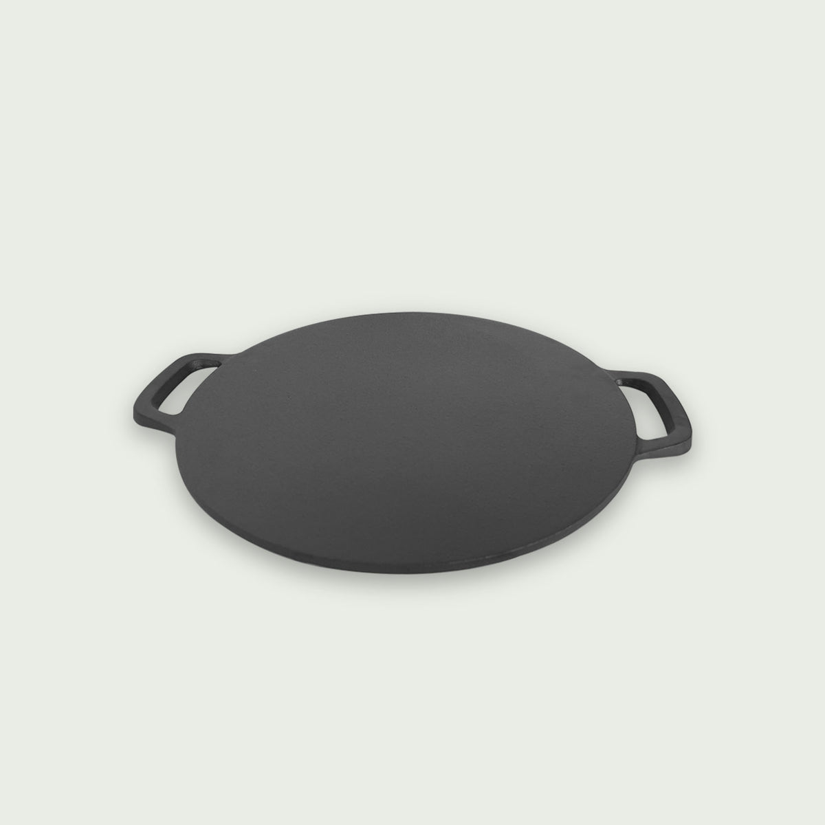 Plaque de cuisson en fonte vue de côté, mettant en avant son épaisseur robuste et ses poignées latérales pratiques pour une manipulation facile sur le barbecue.