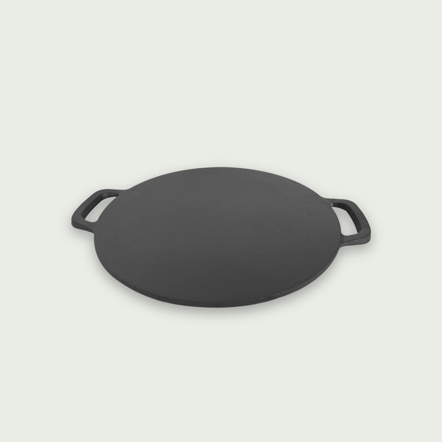 Plaque de cuisson en fonte vue de côté, mettant en avant son épaisseur robuste et ses poignées latérales pratiques pour une manipulation facile sur le barbecue.