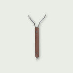 Poignée en bois et inox pour barbecue kamado, idéale pour soulever facilement les grilles chaudes en toute sécurité.