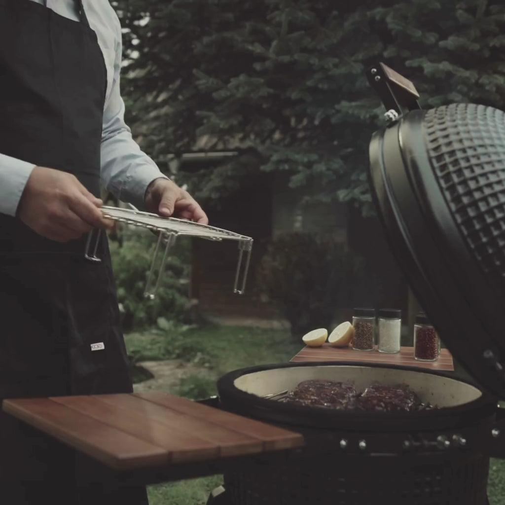 Vidéo présentant une extension de grille en inox pour kamado Forest, montrée sous différents angles. On voit la grille supplémentaire se placer au-dessus de la grille principale pour ajouter un niveau de cuisson et augmenter la capacité du barbecue.