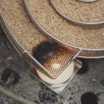 Vidéo présentant un serpentin de fumage en métal rempli de sciure, destiné au fumage à froid dans un kamado forest grill. On y voit l’accessoire sous différents angles et en fonctionnement, avec la sciure qui se consume progressivement.