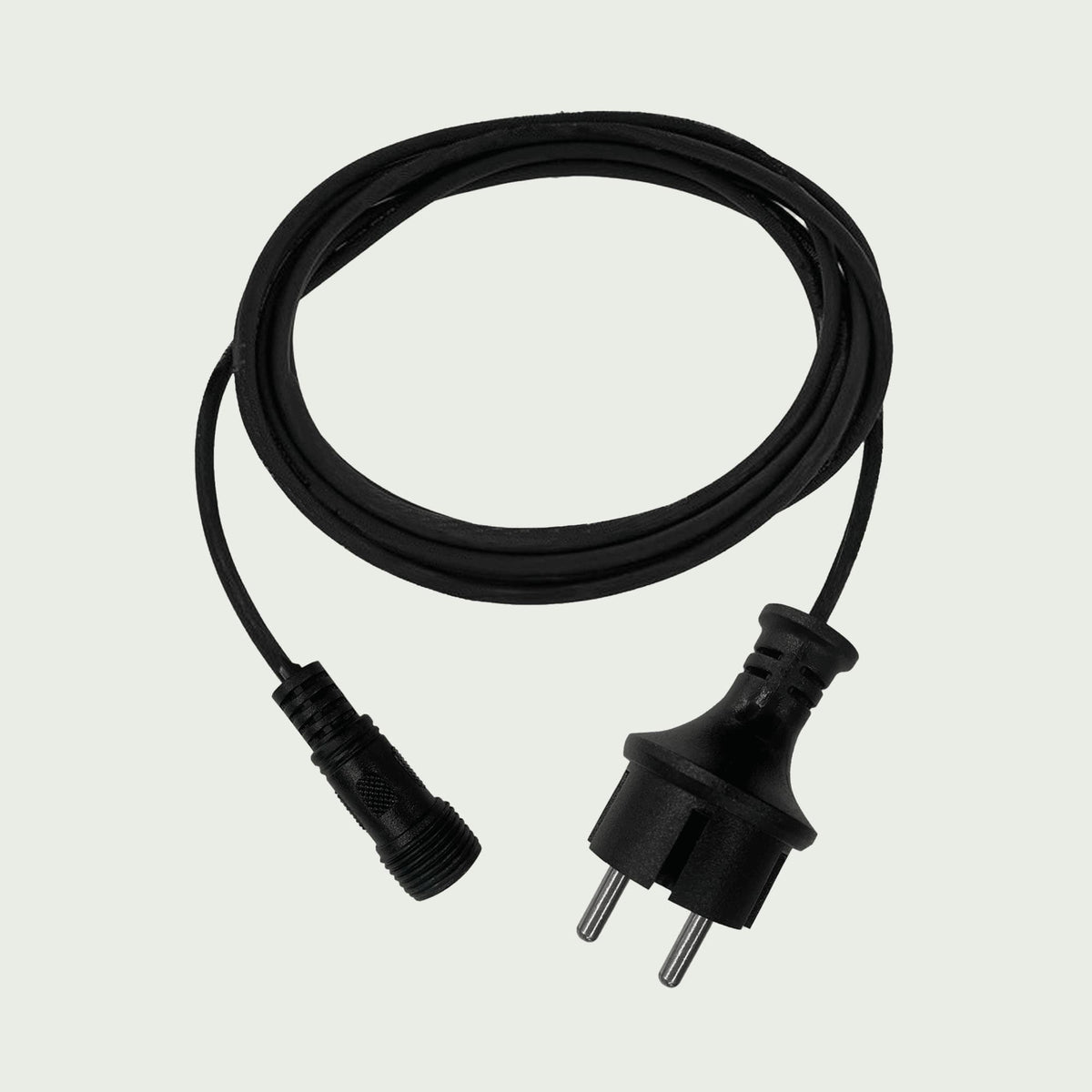 Rallonge électrique noire pour guirlande lumineuse Forest Grill, équipée d’une prise mâle et d’un connecteur étanche à visser, conçue pour une utilisation extérieure sécurisée.