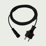 Rallonge électrique noire pour guirlande lumineuse Forest Grill, équipée d’une prise mâle et d’un connecteur étanche à visser, conçue pour une utilisation extérieure sécurisée.