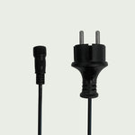 Câble de rallonge pour guirlande lumineuse extérieure, présentant une prise mâle à deux broches et un connecteur étanche à visser, sur fond clair.