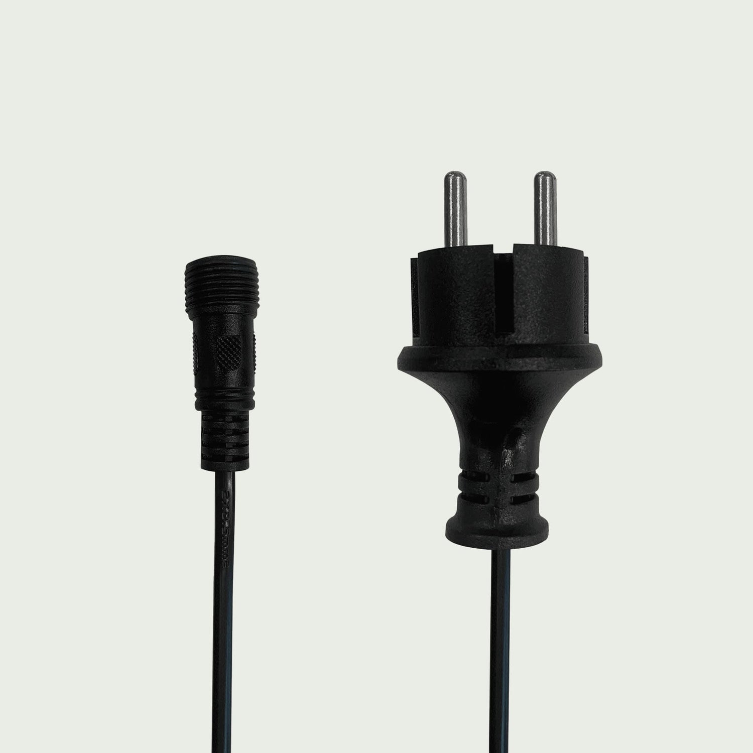 Câble de rallonge pour guirlande lumineuse extérieure, présentant une prise mâle à deux broches et un connecteur étanche à visser, sur fond clair.