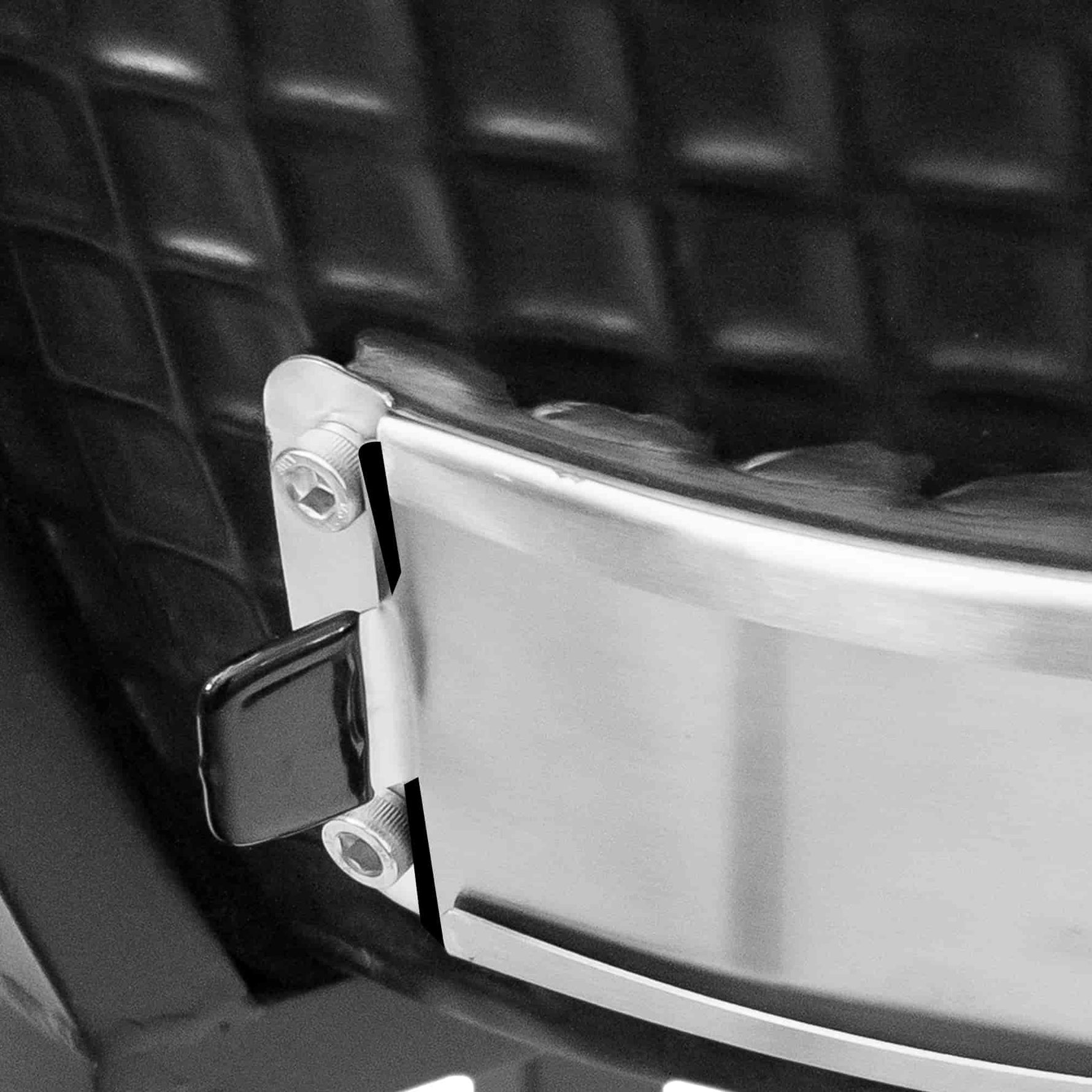 Détail du système de réglage de la température sur le barbecue Kamado Forest Grill, conçu en acier inoxydable pour une précision et une durabilité optimales.