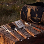 Kit ustensiles barbecue inox et bois Forest Grill posé avec son sac de transport