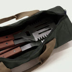Sac de rangement Forest Grill ouvert laissant apparaître les ustensiles inox et bois