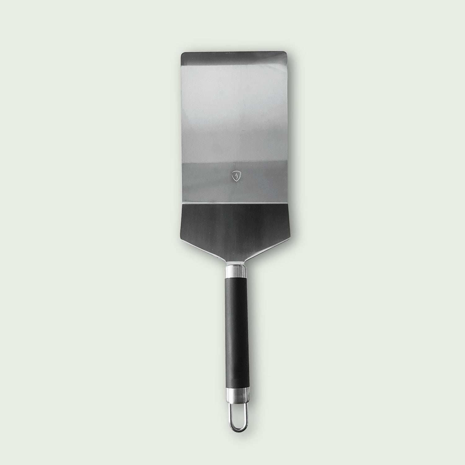 Spatule classique en acier inoxydable avec large lame rectangulaire et manche noir, idéale pour manipuler les aliments sur la plancha ou le barbecue.