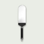 Spatule à poisson en acier inoxydable avec manche noir, longue et fine, idéale pour retourner délicatement les filets sur la plancha ou le barbecue.