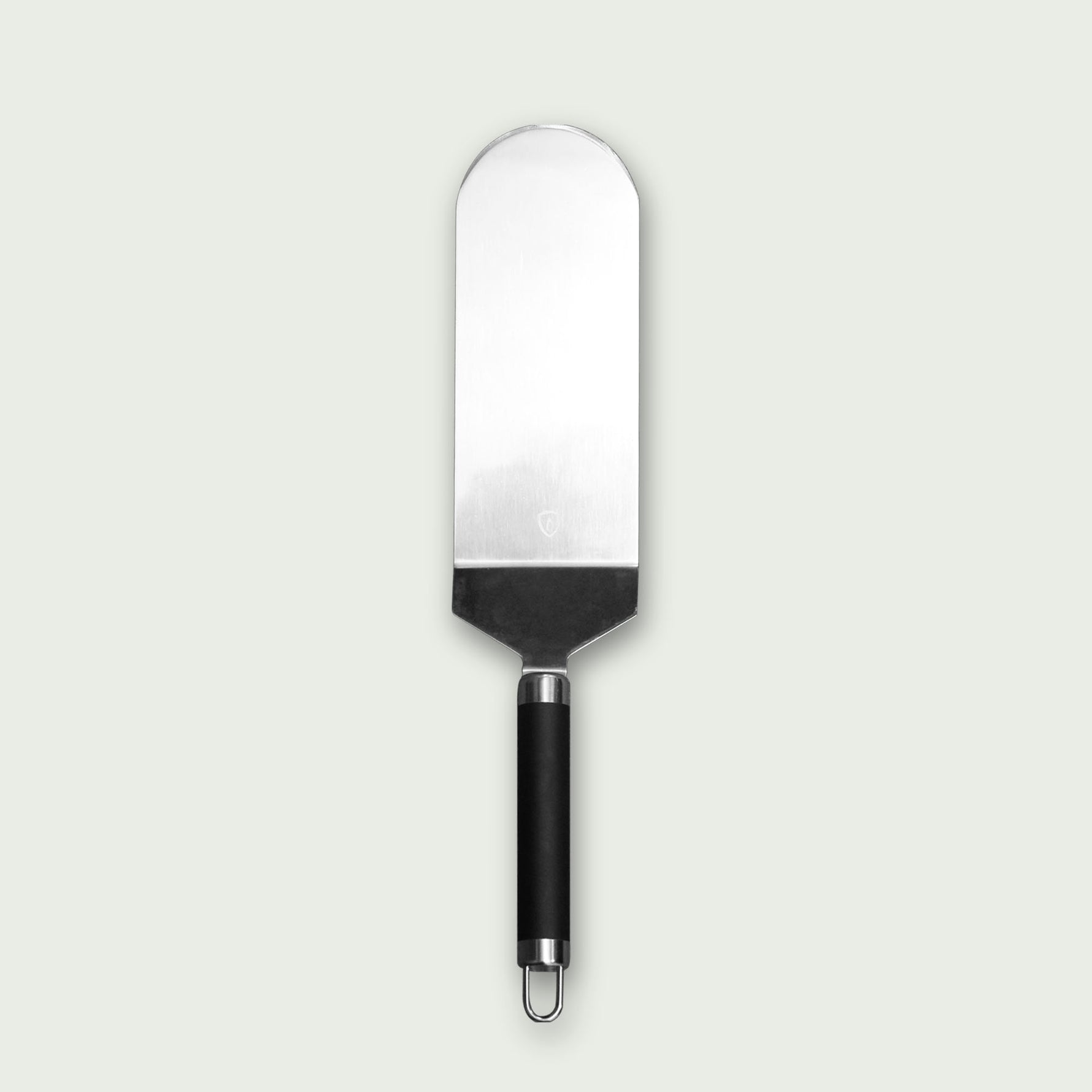 Spatule à poisson en acier inoxydable avec manche noir, longue et fine, idéale pour retourner délicatement les filets sur la plancha ou le barbecue.