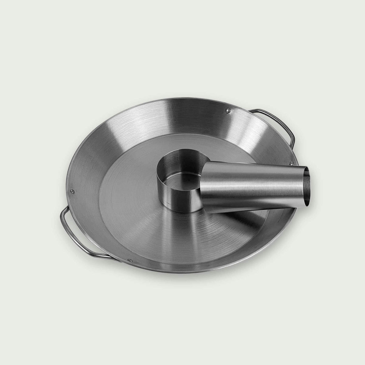 Support à volaille en inox vu de côté, avec réservoir inclinable pour parfumer la viande et plateau collecteur intégré pour une cuisson propre et savoureuse au kamado.
