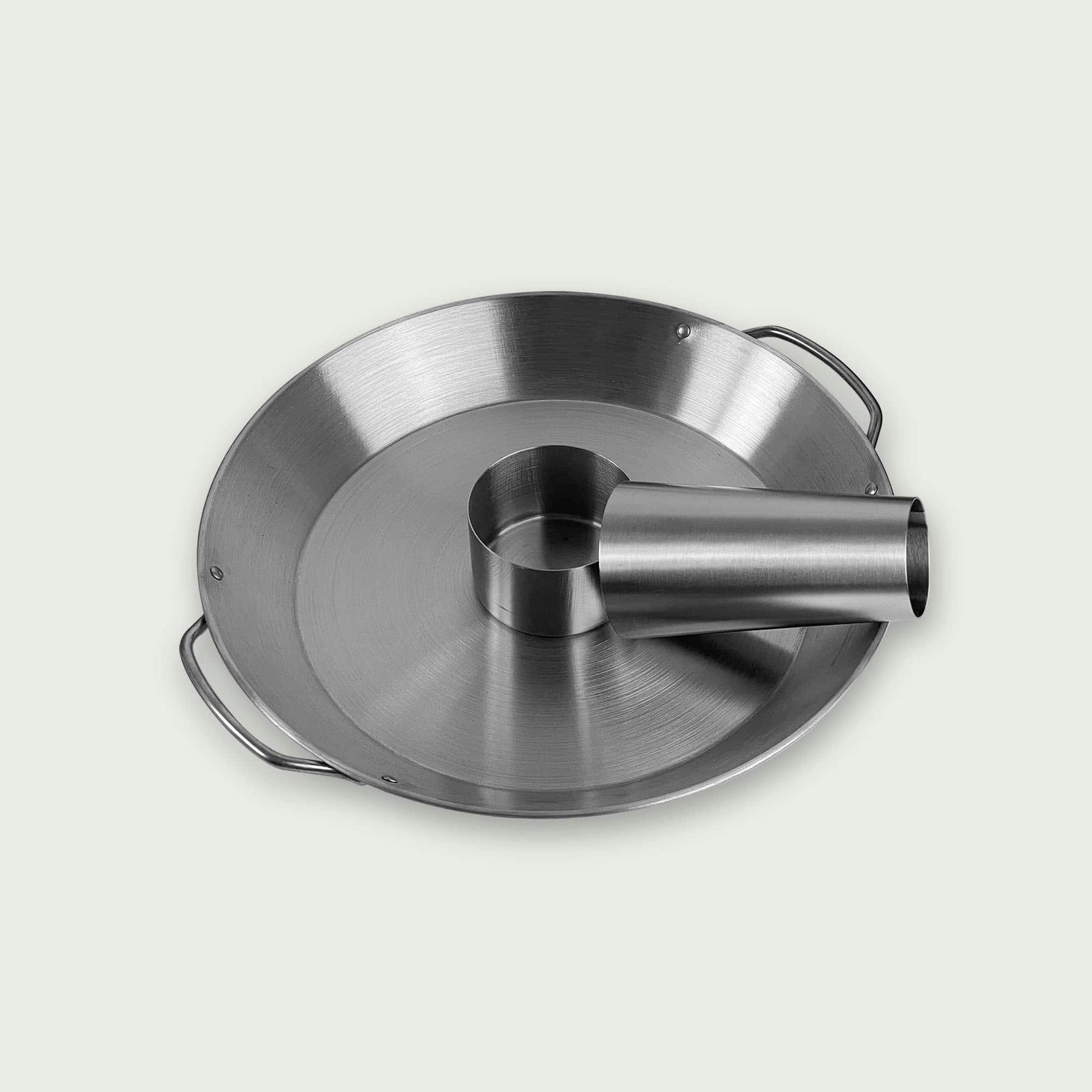 Support à volaille en inox vu de côté, avec réservoir inclinable pour parfumer la viande et plateau collecteur intégré pour une cuisson propre et savoureuse au kamado.