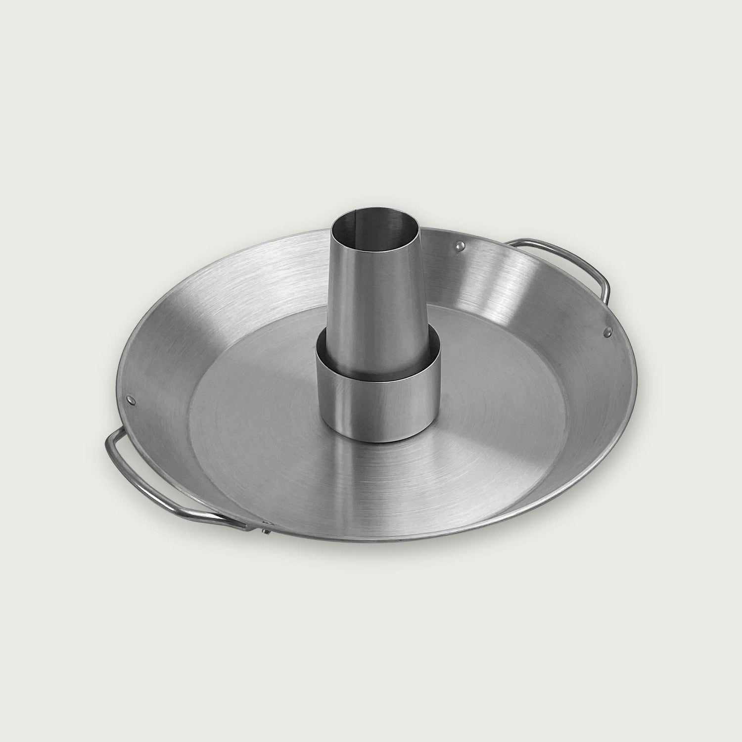 Support à volaille en inox avec plateau intégré, idéal pour rôtir un poulet à la bière ou infusé d’arômes directement sur le barbecue kamado.